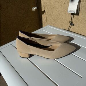 New Rothy’s Elegant Beige Block Heel Shoes size 9.5